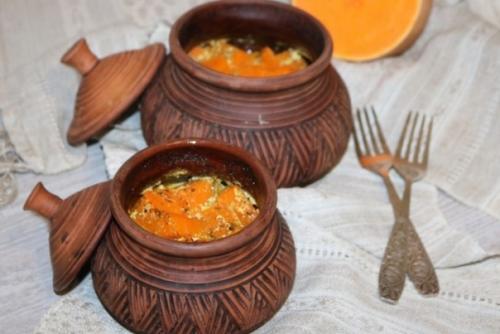 Курица с тыквой в горшочке.