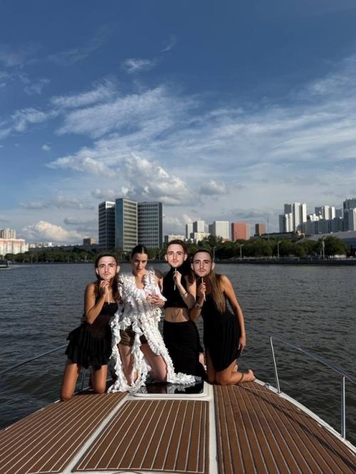 Адель вейгель поделилась яркими и трогательными фотографиями с девичника, который прошел в теплой и дружеской атмосфере. 03