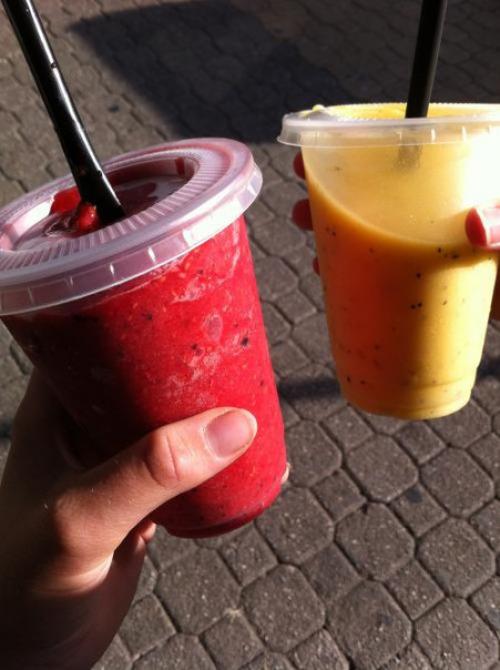 Пить обязательно! 

Вода: выводит токсины, поддерживает работу желудка, положительно влияет на состояние сосудов и суставов. 
