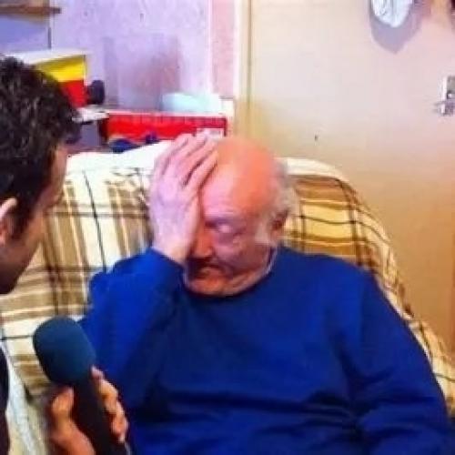 Каждый день на протяжении десяти лет он звонил на собственный автоответчик - просто чтобы снова услышать голос жены.  