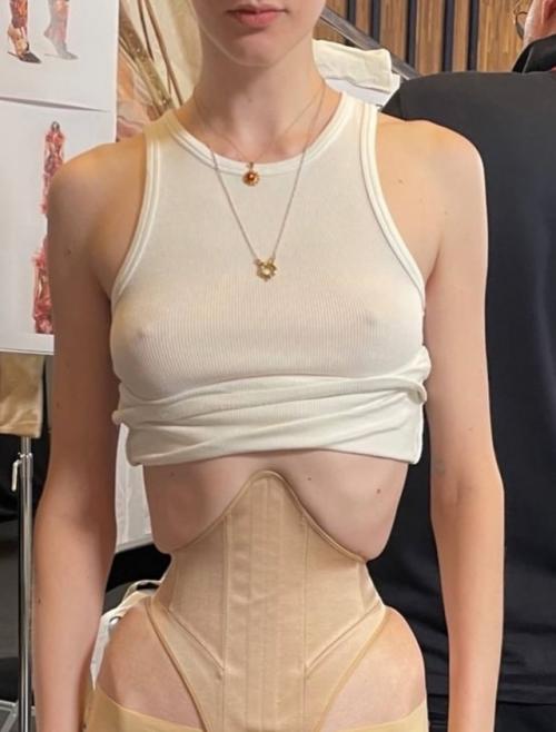 Высокая мода часто ассоциируется с красотой и изяществом, но за этим гламурным фасадом скрываются настоящие испытания для моделей. 01