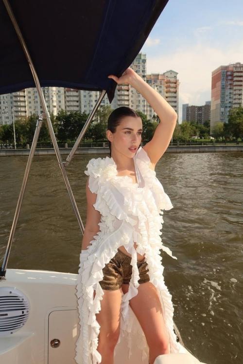 Адель вейгель поделилась яркими и трогательными фотографиями с девичника, который прошел в теплой и дружеской атмосфере. 04