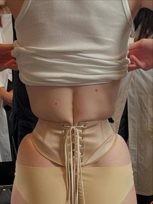 Высокая мода часто ассоциируется с красотой и изяществом, но за этим гламурным фасадом скрываются настоящие испытания для моделей. 02