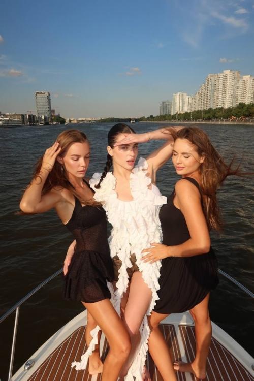 Адель вейгель поделилась яркими и трогательными фотографиями с девичника, который прошел в теплой и дружеской атмосфере. 01