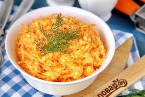 Салат Рыжик с морковью и сыром.