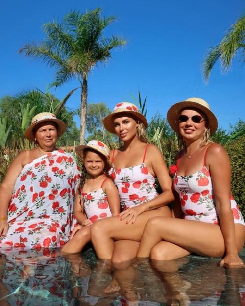 Ханна поделилась яркой фотосессией, посвященной Женскому Коллективу Семьи. 05