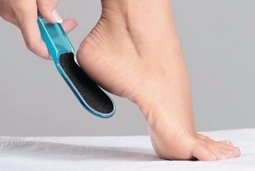 Младенческие пятки.  1. яичный желток смешать с чайной ложкой лимонного сока и столовой ложкой картофельного крахмала. Младенческие пятки.  1. яичный желток смешать с чайной ложкой лимонного сока и столовой ложкой картофельного крахмала.