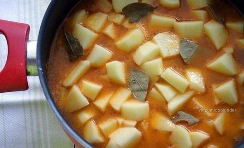 Картошечка, тушенная с мясом (как в д/садике. 06