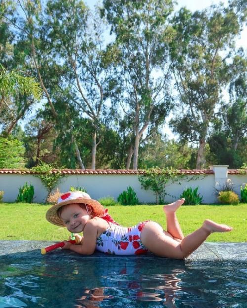 Ханна поделилась яркой фотосессией, посвященной Женскому Коллективу Семьи. 06