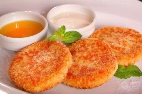 Морковно - яблочные сырники в ванильном соусе.