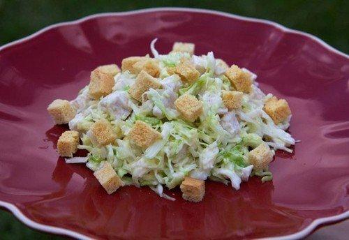 Салат из свежей капусты с курицей.