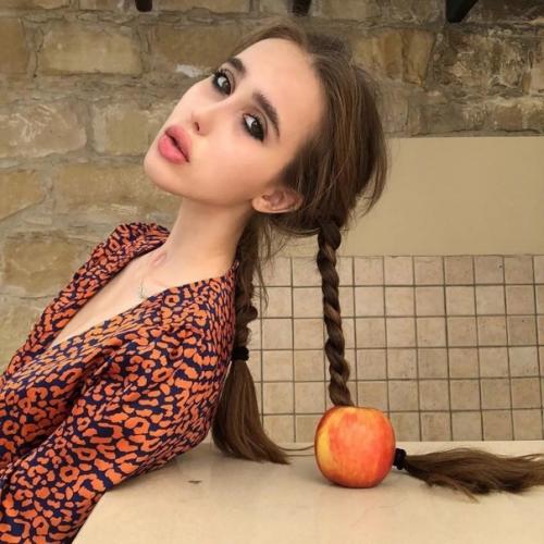 Катя Андреева одна из самых худых моделей. 01