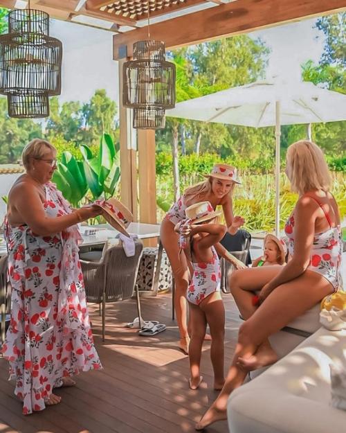 Ханна поделилась яркой фотосессией, посвященной Женскому Коллективу Семьи. 04