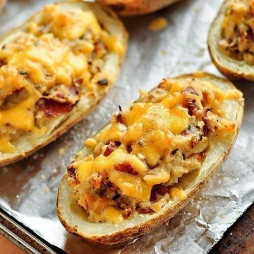 Запеченный картофель с беконом и сыром.

