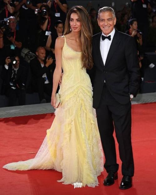 Брэд питт и Джордж клуни вышли на красную дорожку венецианского кинофестиваля вместе со своими любимыми женщинами. 01