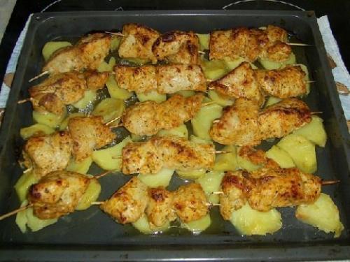 Куриный шашлык с картошкой в духовке.

