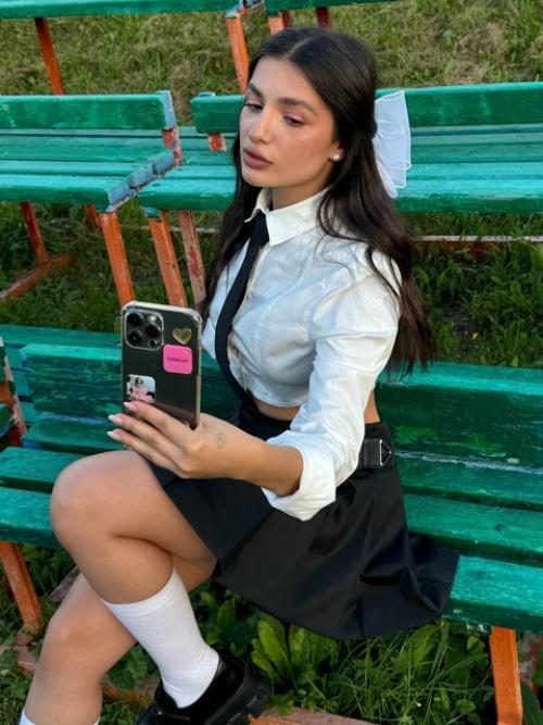 Амина школьным фотосетом поделилась. 02