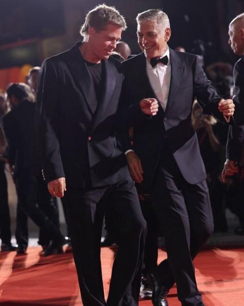 Брэд питт и Джордж клуни вышли на красную дорожку венецианского кинофестиваля вместе со своими любимыми женщинами. 02