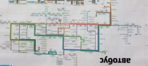 На остановке Радищева повесили расписание автобусов вверх ногами?  