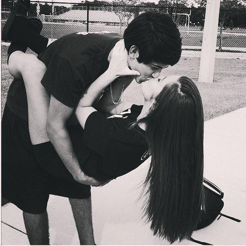 Для женщины не важен мужской стиль, ни золотые кольца и браслеты, ни замки и ни белые кареты, ни даже дорогой автомобиль. 03