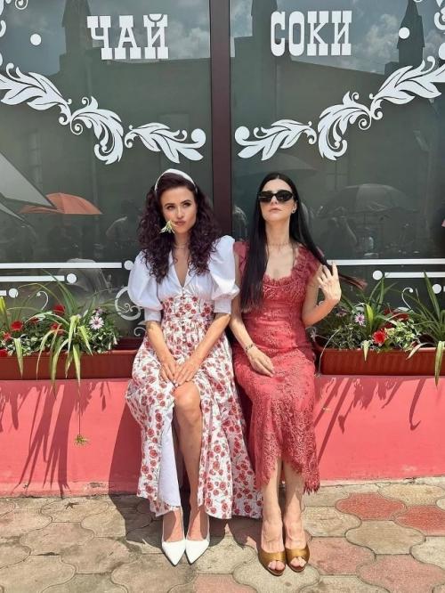 Маша и Даша Васнецовы из сериала Папины Дочки снова собрались вместе! 01