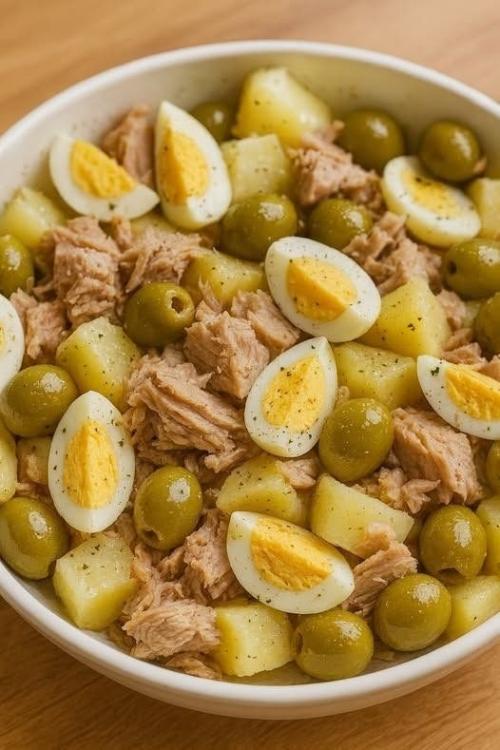 Салат, который спасает меня, когда хочется вкусно и сытно, но совсем нет сил стоять у плиты.
