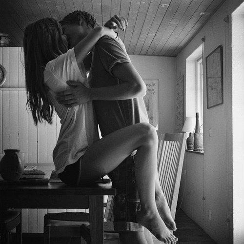 Для женщины не важен мужской стиль, ни золотые кольца и браслеты, ни замки и ни белые кареты, ни даже дорогой автомобиль. 01