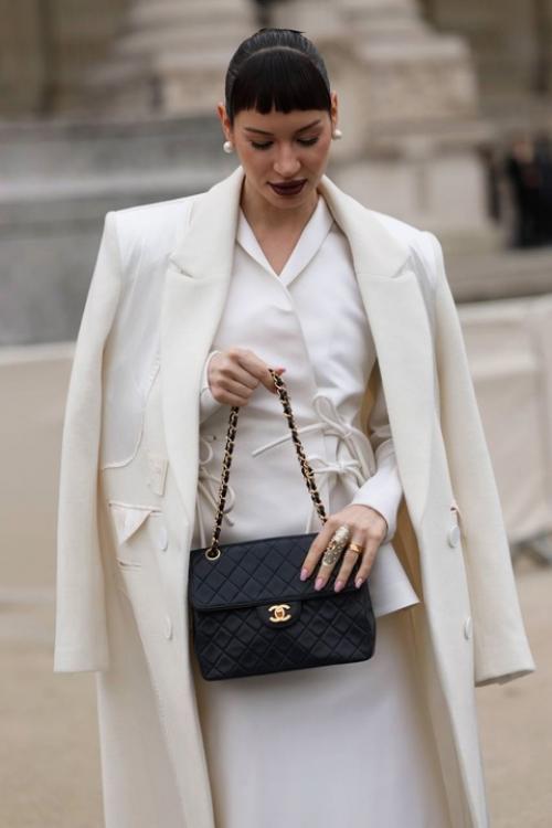 Ида Галич, известная блогер и телеведущая, привлекла внимание на неделе высокой моды в Париже своим новым стильным образом с челкой. 03