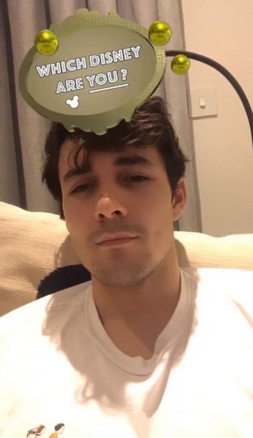 Актер, который сыграет принца Эрика в Русалочке тоже опробовал маску из инстаграм.