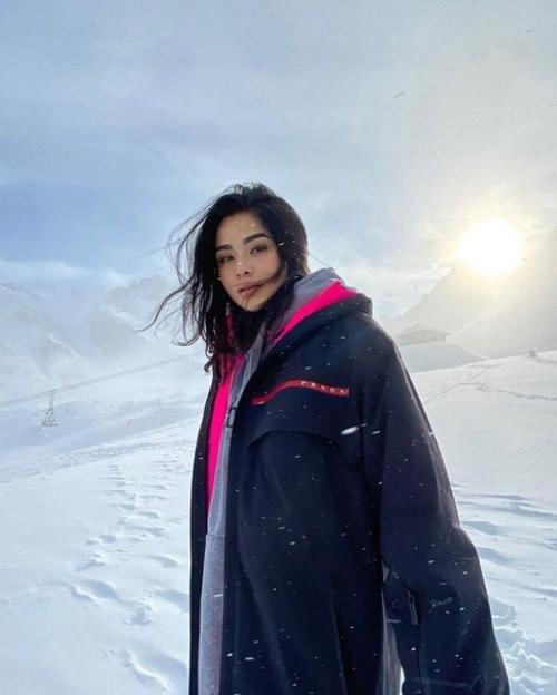 Диана коркунова поделилась атмосферными кадрами, сделанными на популярном горнолыжном курорте шымбулак в Казахстане. 04