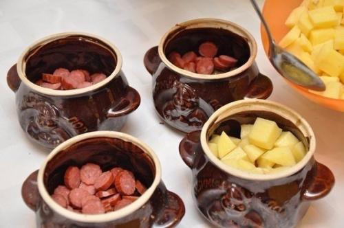 Охотничьи колбаски с картофелем в горшочках. 07