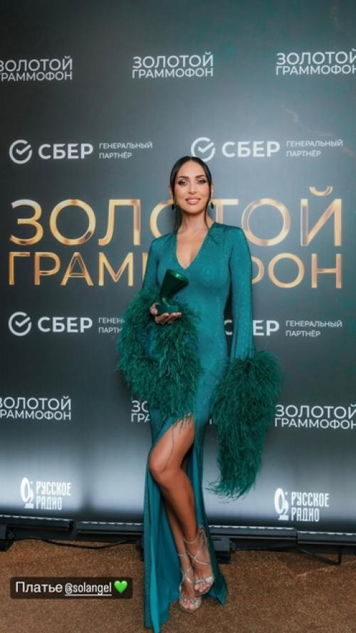 Алсу беременна!   Она сама утверждает, что просто переела. 02