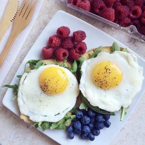 На улицах Москвы встретилась вот такая интересная вещь - прицеп Airstream.  