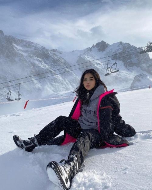 Диана коркунова поделилась атмосферными кадрами, сделанными на популярном горнолыжном курорте шымбулак в Казахстане. 01