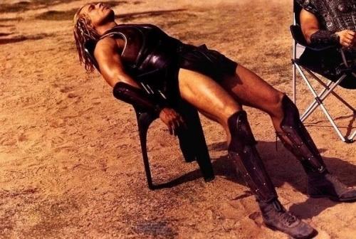 Брэд питт перед съемками в роли Ахиллеса полгода потратил на подготовку, чтобы привести себя в форму и обучиться навыкам владения мечом. 01