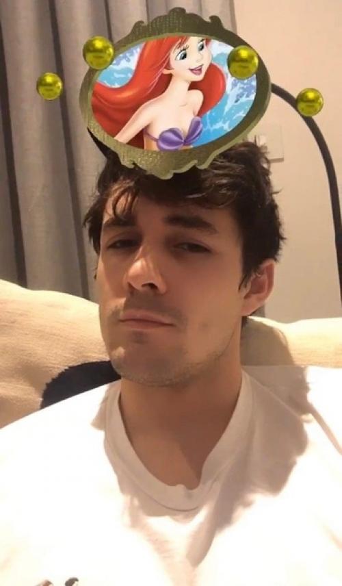 Актер, который сыграет принца Эрика в Русалочке тоже опробовал маску из инстаграм. 01