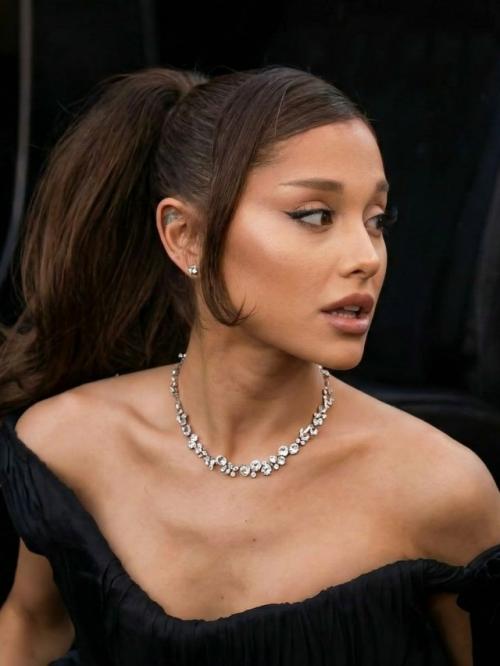 Ариана гранде к своей культовой эре возвращается? 
