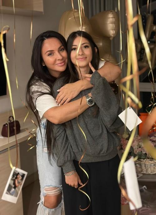 В сети неожиданно обрушилась волна критики на 13-летнюю Эстеллу галустян. 02