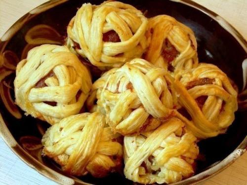 Мясные клубочки в слоеном тесте. 

