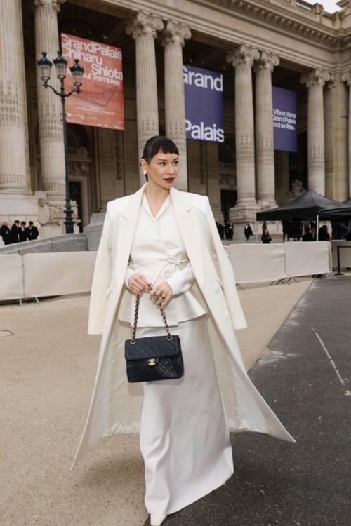 Ида Галич, известная блогер и телеведущая, привлекла внимание на неделе высокой моды в Париже своим новым стильным образом с челкой. 02