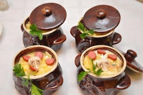 Охотничьи колбаски с картофелем в горшочках. 01