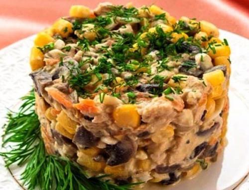 Салат с курицей и грибами: можно даже на ночь! 

