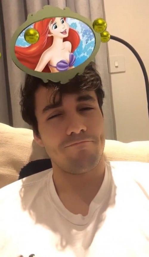 Актер, который сыграет принца Эрика в Русалочке тоже опробовал маску из инстаграм. 03