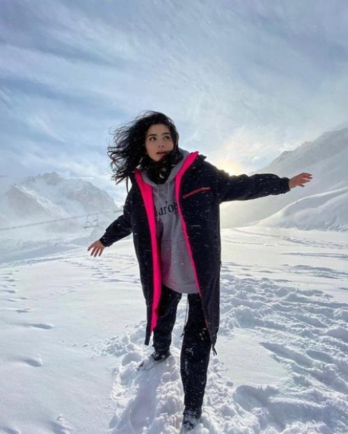 Диана коркунова поделилась атмосферными кадрами, сделанными на популярном горнолыжном курорте шымбулак в Казахстане. 03