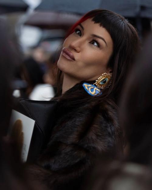 Ида Галич, известная блогер и телеведущая, привлекла внимание на неделе высокой моды в Париже своим новым стильным образом с челкой. 08