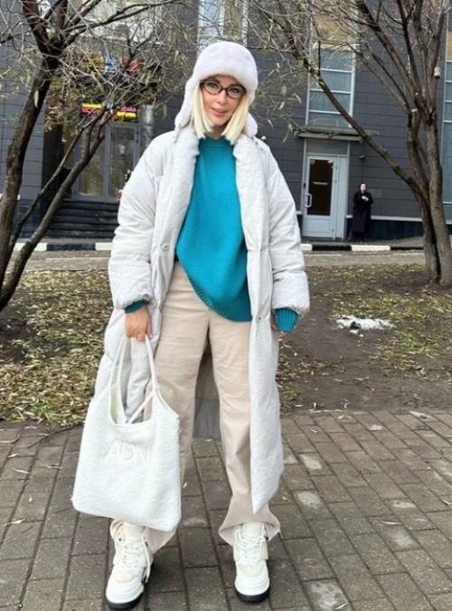 Лера Кудрявцева уже отметила новый год, заранее украсив ёлку. 01