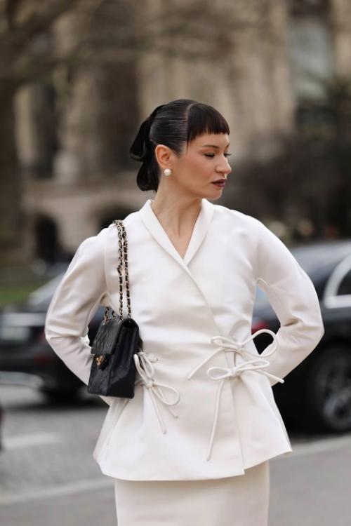 Ида Галич, известная блогер и телеведущая, привлекла внимание на неделе высокой моды в Париже своим новым стильным образом с челкой. 01