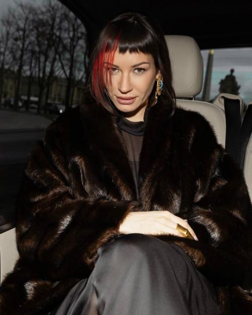 Ида Галич, известная блогер и телеведущая, привлекла внимание на неделе высокой моды в Париже своим новым стильным образом с челкой. 04