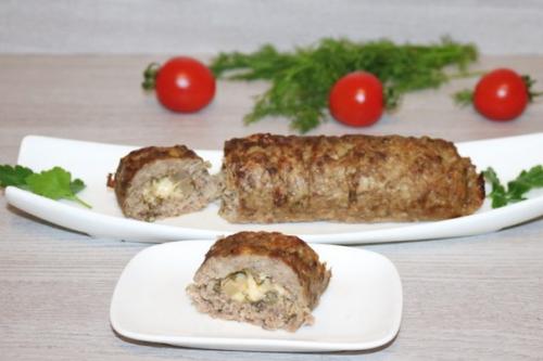 Мясной рулет с ананасами. Мясной рулет с ананасами.