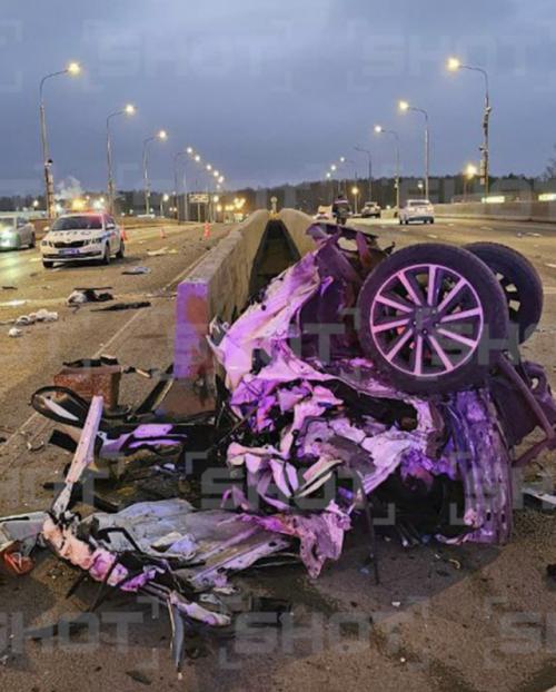 Пьяная москвичка устроила жёсткое ДТП на Мкад, пытаясь уйти от полиции, её автомобиль разорвало на две части. 01